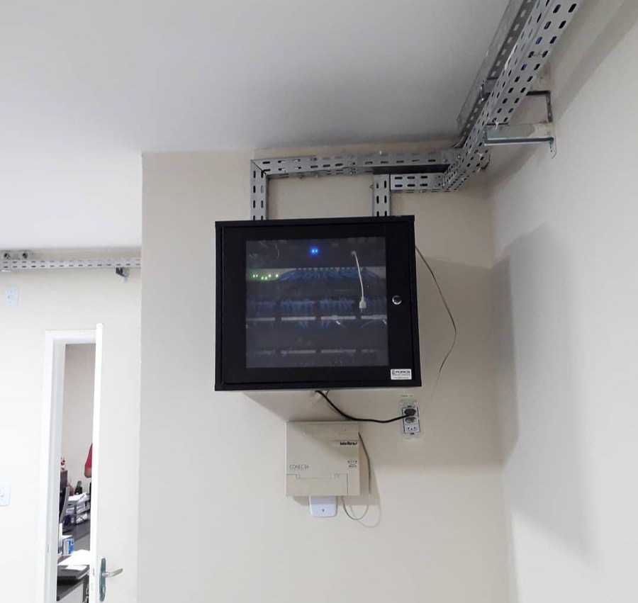 Quadro de rede instalado na parede com infraestrutura de cabeamento em canaletas, projeto da Inforsuport Telecom em São Luís